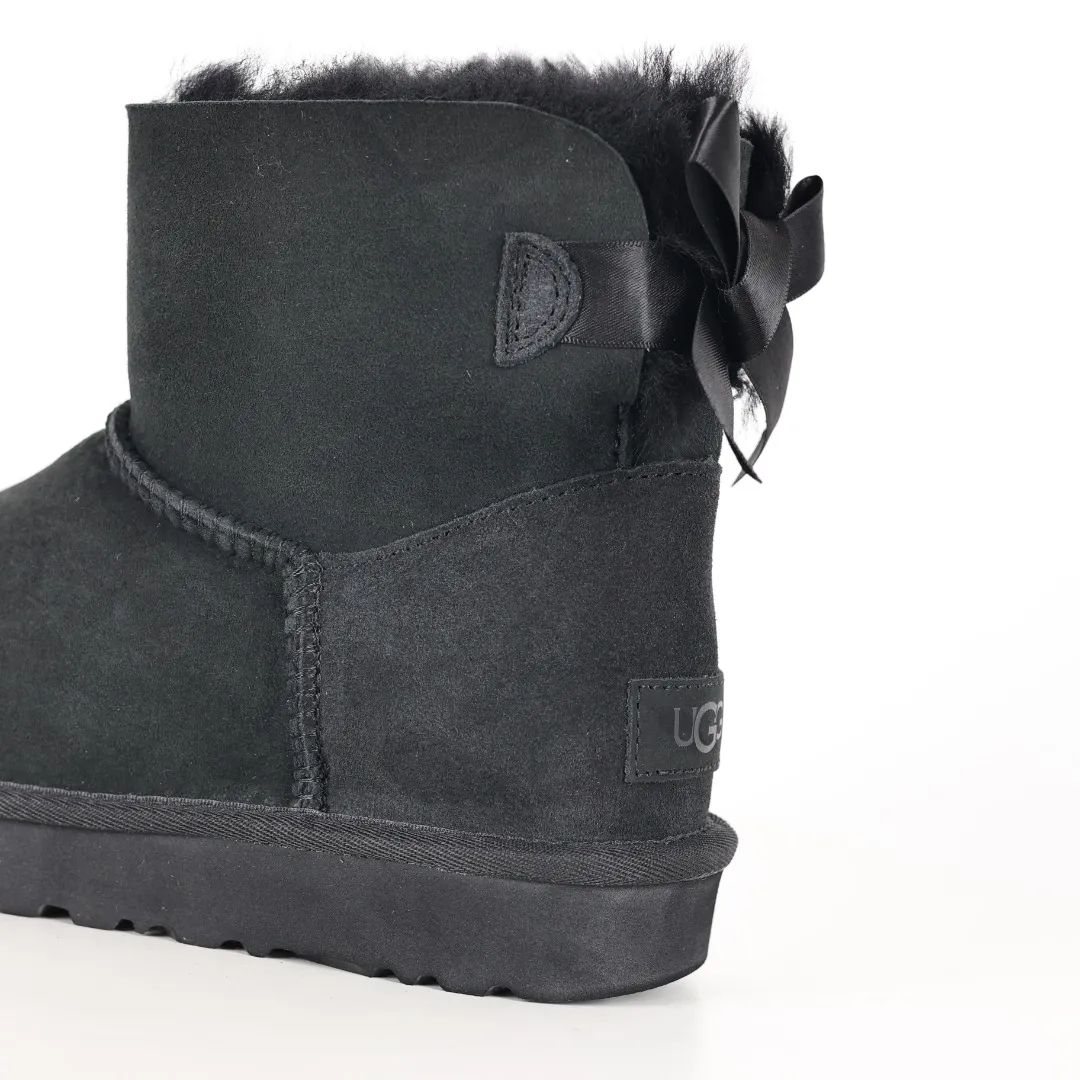 Pick up locally 💰600 Core recommended good price Independently developed original outsole and cashmere insole to keep you warm in winter and suitable for home use. In the new year, uug launched a style series, which is partially geared towards the preferences of young consumers and has also moved to the forefront of fashion trends. Shoe body material Water-repellent coated suede upper 17 mm UGGPURE™ implanted wool insole Lightweight non-slip comfortable rubber outsole With brand LOGO trademark Comes with a full set of packaging Size: 35 36 37 38 39 40
